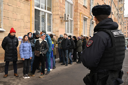 １７日、モスクワのロシア大統領選投票所の外に列をつくる人々（ＡＦＰ時事）