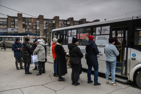 ロシアが支配するウクライナ東部ドネツク州で１６日、ロシア大統領選の投票のために並ぶ人たち（ＥＰＡ時事）
