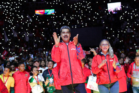 ベネズエラの与党・統一社会党の集会に臨むマドゥロ大統領（中央）＝大統領官邸が１６日提供（ロイター時事）