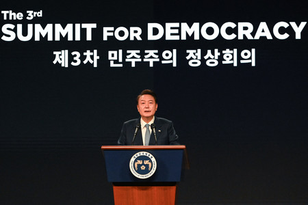１８日、ソウルで開幕した第３回「民主主義サミット」で演説する韓国の尹錫悦大統領（ＡＦＰ時事）