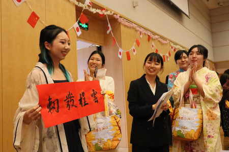 １７日、北京の日本大使館で行われた日中合同成人式で、交流する両国の新成人ら