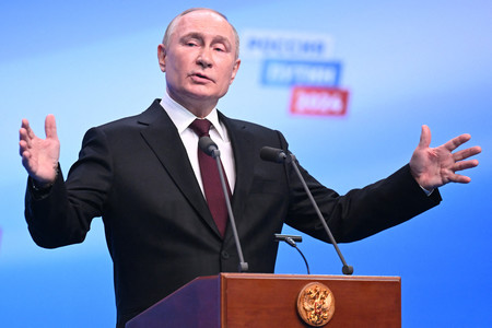 １８日、モスクワで記者会見するロシアのプーチン大統領（ＡＦＰ時事）