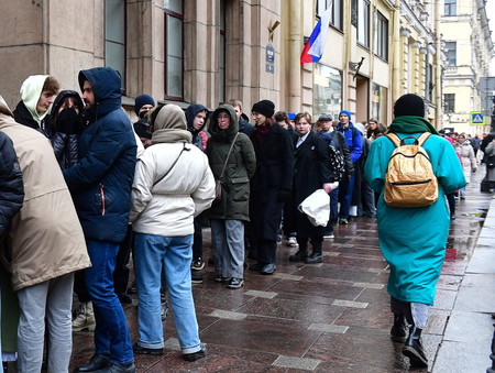 １７日、ロシア北西部サンクトペテルブルクで、大統領選の投票所に並ぶ人々（ＡＦＰ時事）