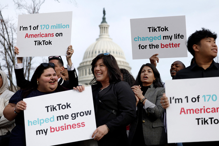 「ティックトック（ＴｉｋＴｏｋ）」禁止法案に反対し、米連邦議会議事堂近くで開かれた集会の参加者＝１３日、ワシントン（ＡＦＰ時事）