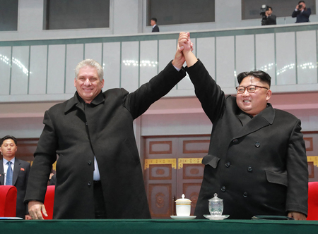 キューバのディアスカネル大統領（左）と北朝鮮の金正恩朝鮮労働党総書記＝２０１８年１１月、平壌（朝鮮中央通信配信）（ＡＦＰ時事）