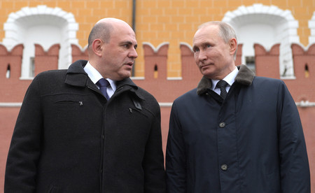 ロシアのミシュスチン首相（左）とプーチン大統領＝２０２０年２月、モスクワ（ＡＦＰ時事）