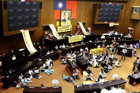 台湾の立法院（国会）を占拠した学生ら＝２０１４年３月、台北（ＥＰＡ時事）