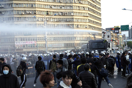 台湾で抗議活動を行う学生らに放水する警察車両＝２０１４年３月、台北（ＥＰＡ時事）