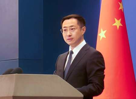 １８日、北京で報道官として初の記者会見に臨む中国外務省の林剣副報道局長