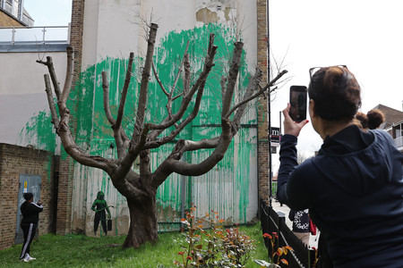 １８日、ロンドンに登場した路上芸術家バンクシーの壁画（ＡＦＰ時事）
