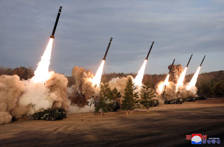 １８日、北朝鮮軍の砲兵部隊が行った「超大型放射砲」の一斉射撃訓練（朝鮮通信・時事）