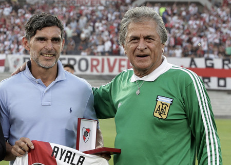 サッカーの元アルゼンチン代表ゴールキーパー、ウバルド・フィジョールさん（右）＝２０２３年２月、ブエノスアイレス（ＡＦＰ時事）