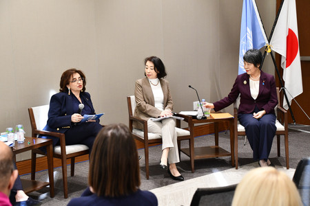 １８日、ニューヨークの日本国連代表部で開かれた「女性・平和・安全保障（ＷＰＳ）」シンポジウムに臨む上川陽子外相（右）、国連女性機関「ＵＮウィメン」のバホス事務局長（左）ら