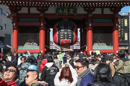 外国人観光客らでにぎわう浅草寺の雷門＝２月１１日、東京都台東区