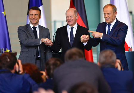 フランスのマクロン大統領（左）、ドイツのショルツ首相（中央）、ポーランドのトゥスク首相＝１５日、ベルリン（ＥＰＡ時事）