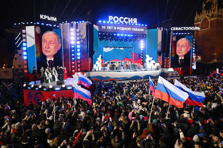 １８日、モスクワの「赤の広場」で、ロシアのプーチン大統領らが参加した愛国集会（ＡＦＰ時事）