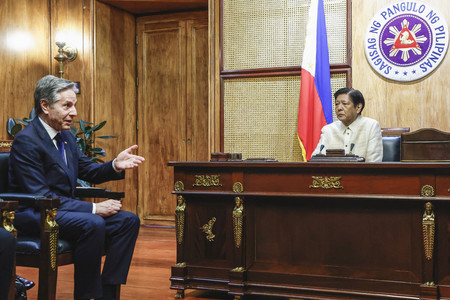 １９日、マニラで会談するフィリピンのマルコス大統領（右）とブリンケン米国務長官（ＡＦＰ時事）