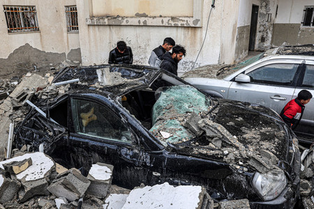 １９日、パレスチナ自治区ガザ南部ラファでイスラエル軍の攻撃を受け破壊された自動車（ＡＦＰ時事）
