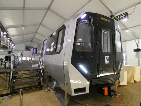 日立製作所などが公開した、米首都ワシントンの地下鉄新車両の模型＝１９日、ワシントン
