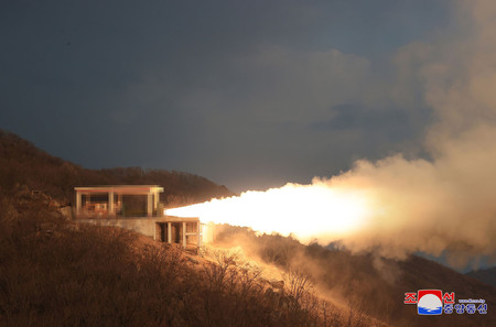 １９日、北朝鮮の「西海衛星発射場」で行われた「新型中長距離極超音速ミサイル」用の固体燃料エンジンの地上燃焼実験（朝鮮通信・時事）