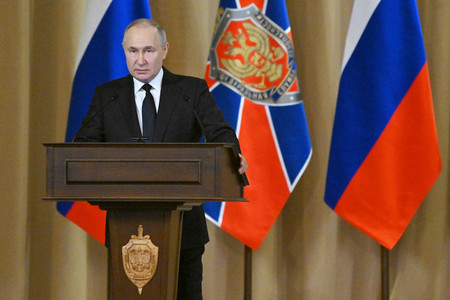 １９日、モスクワで連邦保安局（ＦＳＢ）幹部らに訓示するロシアのプーチン大統領（ＡＦＰ時事）