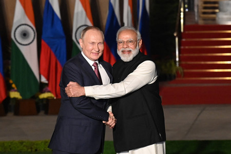 ロシアのプーチン大統領（左）とインドのモディ首相＝２０２１年１２月、ニューデリー（ＡＦＰ時事）