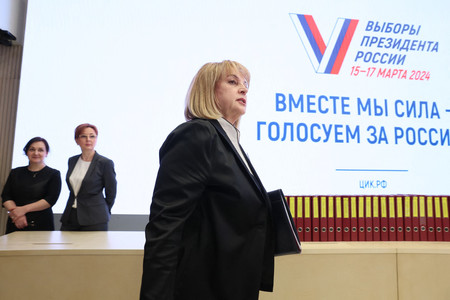 ２１日、モスクワで、ロシア大統領選の最終結果を発表する中央選管のパムフィロワ委員長（ＡＦＰ時事）
