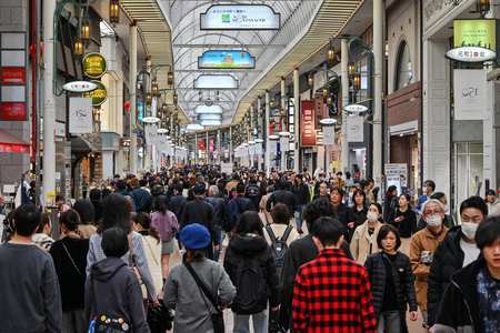 神戸市中央区の元町商店街を歩く買い物客ら＝１７日（ＡＦＰ時事）