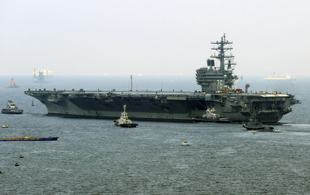 米海軍第７艦隊の原子力空母「ロナルド・レーガン」＝２０１７年９月、神奈川県横須賀市