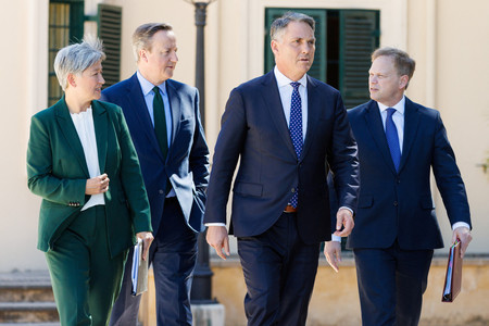 ２２日、オーストラリア南部アデレードで、英豪外務・防衛担当閣僚協議に臨む（左から）ウォン豪外相、キャメロン英外相、マールズ豪国防相、シャップス英国防相（ロイター時事）
