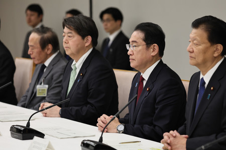月例経済報告等に関する関係閣僚会議に臨む岸田文雄首相（右から２人目）ら＝２２日午後、首相官邸