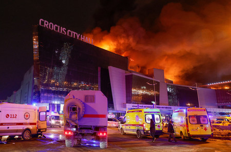 ２２日、モスクワ郊外のコンサート会場で起きた銃撃事件後、現場付近に集まった緊急車両（ロイター時事）
