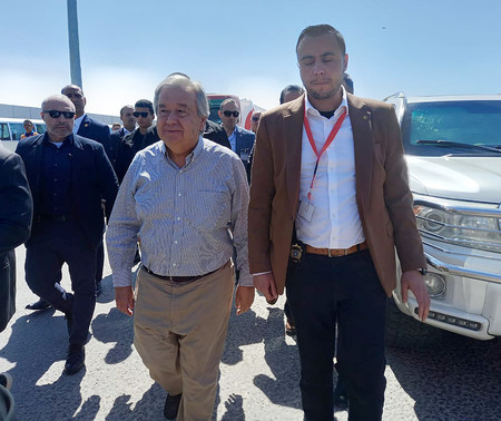 パレスチナ自治区ガザとエジプトの境界にあるラファ検問所を訪れた国連のグテレス事務総長（手前左）＝２３日、エジプト東部ラファ