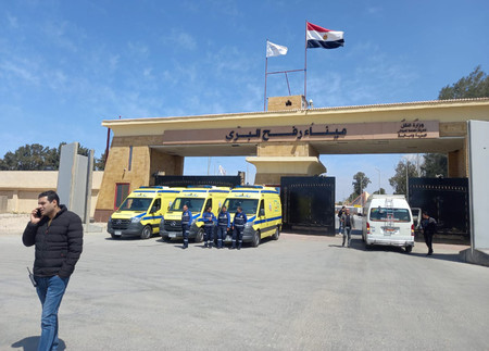 パレスチナ自治区ガザとエジプトの境界にあるラファ検問所＝２３日、エジプト東部ラファ