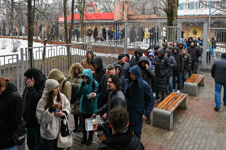 ２３日、モスクワ郊外クラスノゴルスクで献血に行列をつくる人々（ＥＰＡ時事）