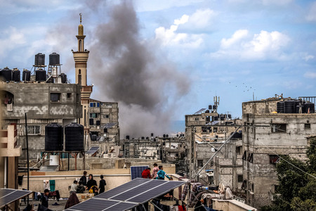 ２４日、パレスチナ自治区ガザ最南部ラファに上る黒煙（ＡＦＰ時事）