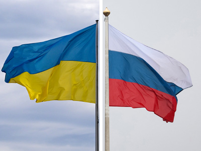 ウクライナ（写真左）とロシアの国旗（いずれもＡＦＰ時事）