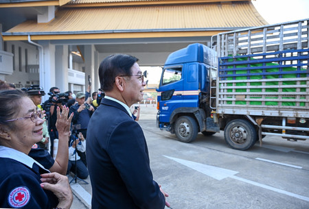 ２５日、タイ北西部メソトで、ミャンマーの国内避難民に向けた支援物資の引き渡し式典に参加するタイのシーハサック外務次官（中央）（タイ外務省提供・時事）
