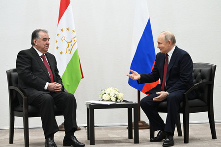 タジキスタンのラフモン大統領（左）とロシアのプーチン大統領＝２月２１日、カザン（ＥＰＡ時事）