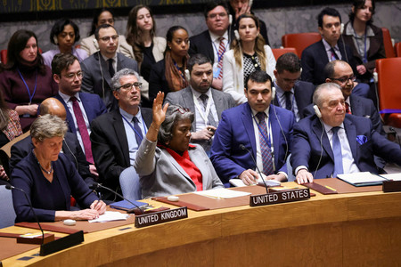 ２５日、ニューヨークの国連安全保障理事会で、パレスチナ自治区ガザの戦闘を巡るラマダン期間中の即時停戦を求める決議案の採決を棄権するトーマスグリーンフィールド米国連大使（ロイター時事）