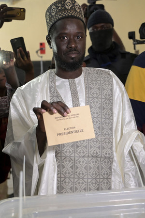 セネガル大統領選の野党系候補ファイ氏＝２４日、同国西部（ＡＦＰ時事）