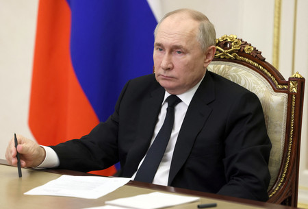 ２５日、モスクワ郊外の公邸でオンライン会議に臨むロシアのプーチン大統領（ＡＦＰ時事）