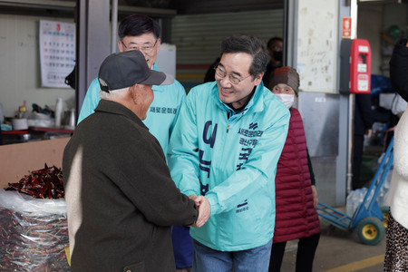 韓国南西部・光州で、市民にあいさつする新党「新しい未来」の李洛淵共同代表（中央）＝１６日（同党提供・時事）