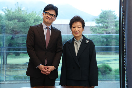 ２６日、韓国南東部の大邱で、朴槿恵元大統領（右）と面会した与党「国民の力」トップの韓東勲前法相（国民の力提供）
