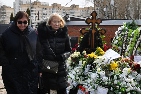 ２６日、ロシアの反体制派指導者ナワリヌイ氏のモスクワの墓地を訪れた母リュドミラさん（左）とアーラさん（ＡＦＰ時事）