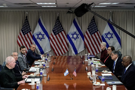 ２６日、ワシントン近郊の米国防総省で会談するオースティン国防長官（右端）とイスラエルのガラント国防相（左端）（ＡＦＰ時事）
