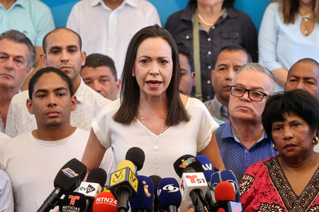 ２６日、ベネズエラの首都カラカスで記者会見する野党連合の指導者マリア・コリナ・マチャド氏（中央）（ＥＰＡ時事）