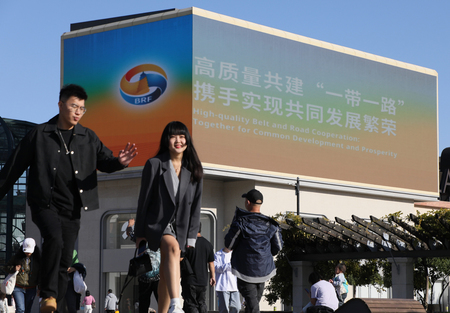 中国が主導する巨大経済圏構想「一帯一路」を宣伝するモニター画面＝２０２３年１０月、北京