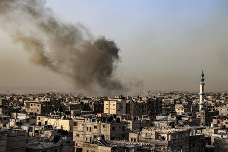 ２７日、イスラエル軍の攻撃の後、パレスチナ自治区ガザ最南部ラファで立ち上る煙（ＡＦＰ時事）