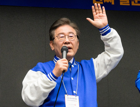 ２８日、ソウルで支持者に語り掛ける韓国最大野党「共に民主党」の李在明代表（ＡＦＰ時事）